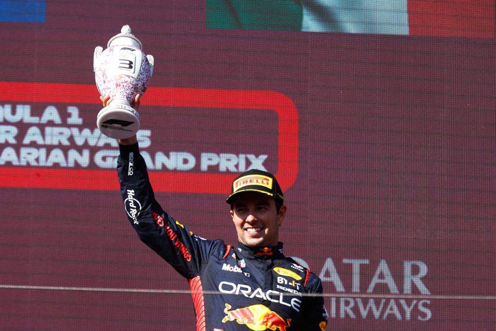 Sergio Perez mengangkat trofi juara ketiga di GP Hungaria 2023. (twitter.com/Pirelli Motorsport)