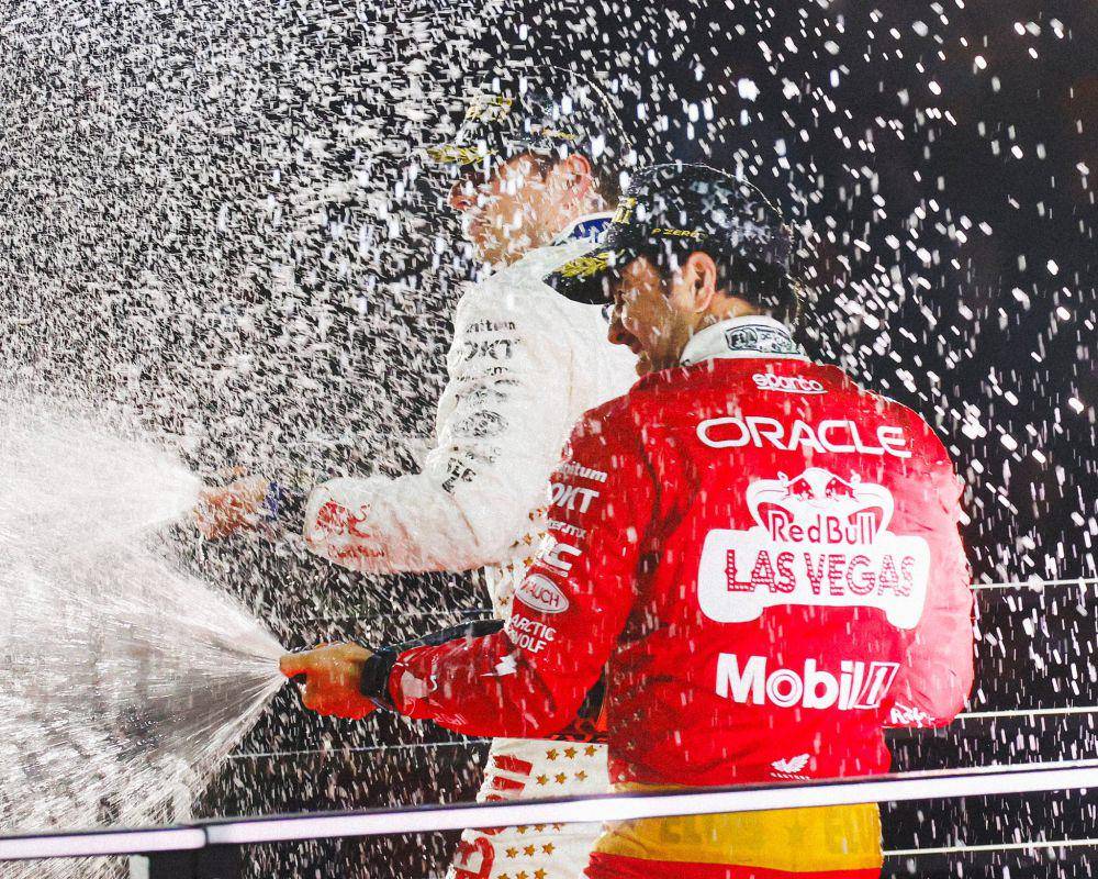 Sergio Perez merayakan raihan podium ketiga di GP Las Vegas 2023. (twitter.com/Sergio Perez)