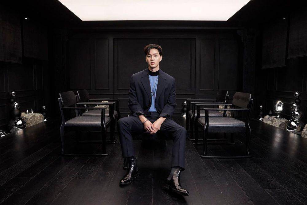 blazer ala Song Kang (instagram.com/songkang_b)