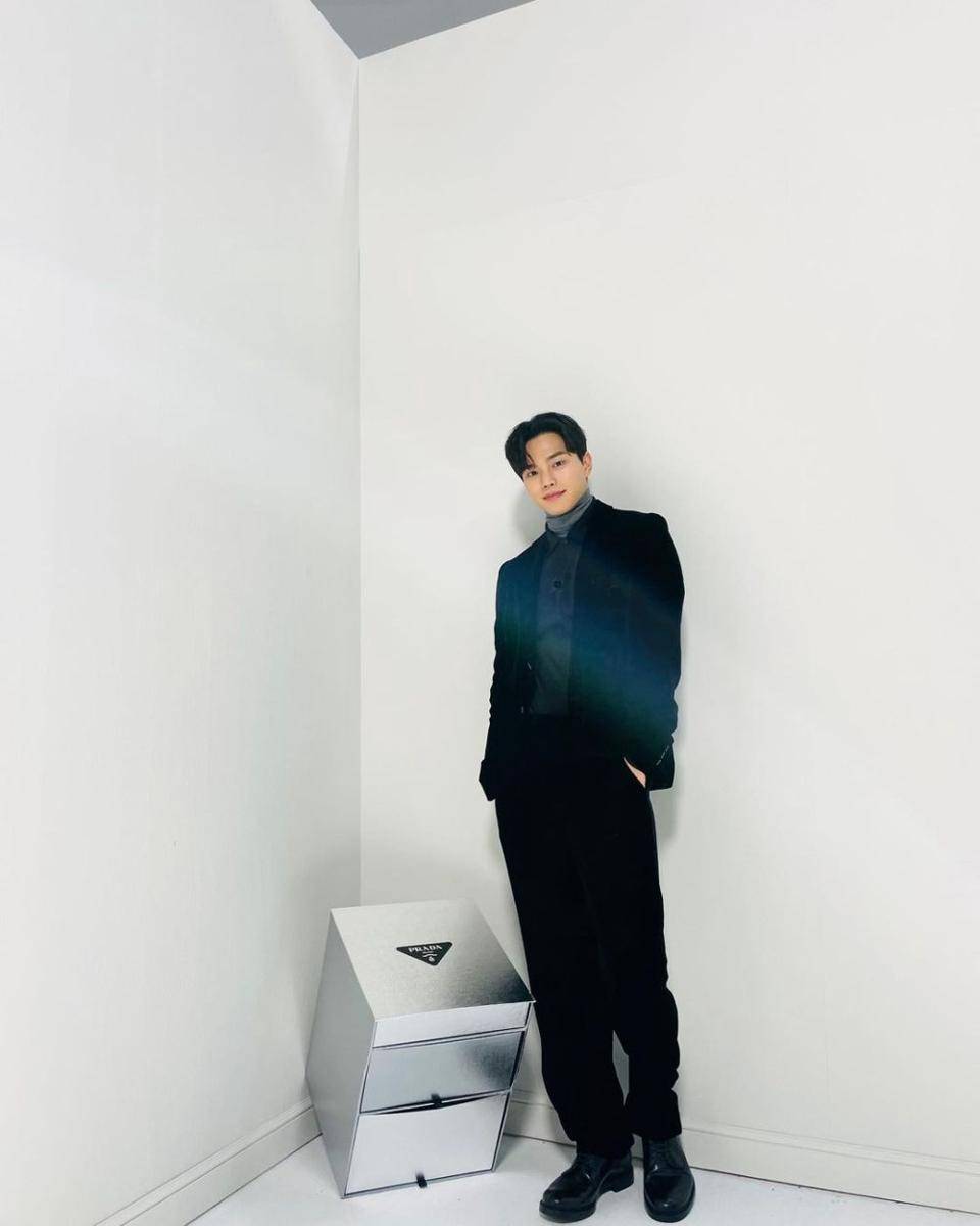 blazer ala Song Kang (instagram.com/songkang_b)