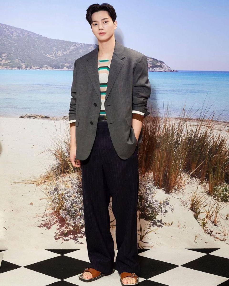 blazer ala Song Kang (instagram.com/songkang_b)