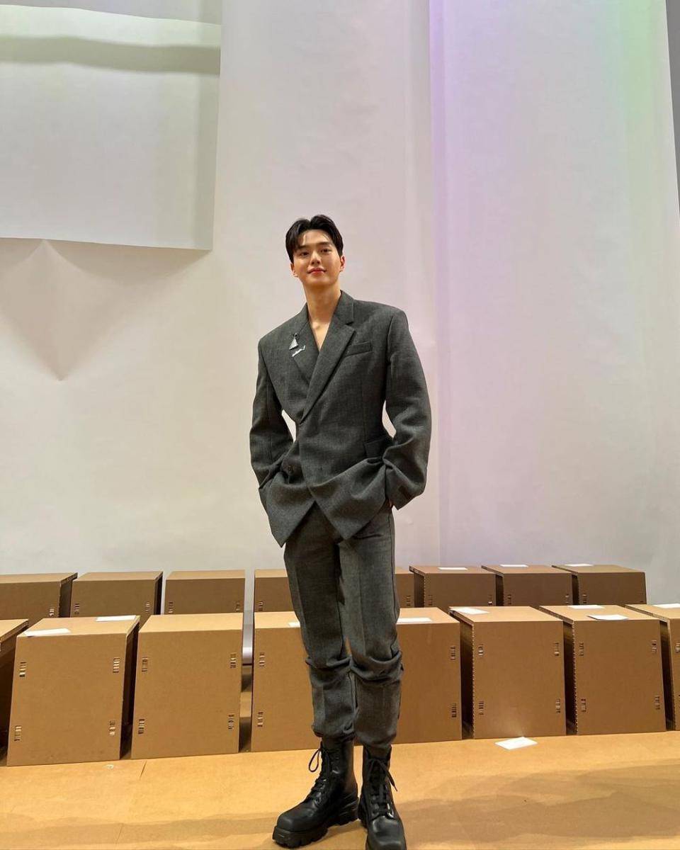 blazer ala Song Kang (instagram.com/songkang_b)
