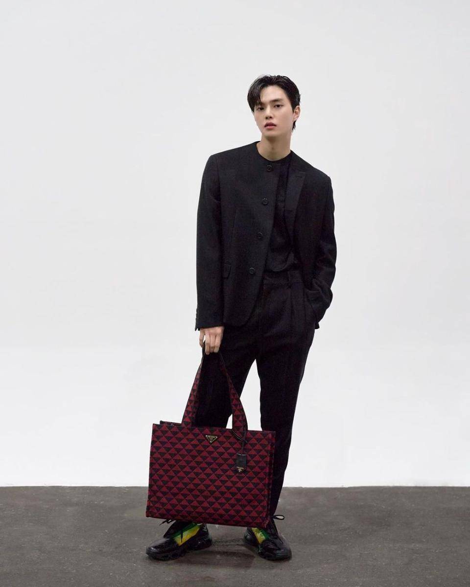 blazer ala Song Kang (instagram.com/songkang_b)