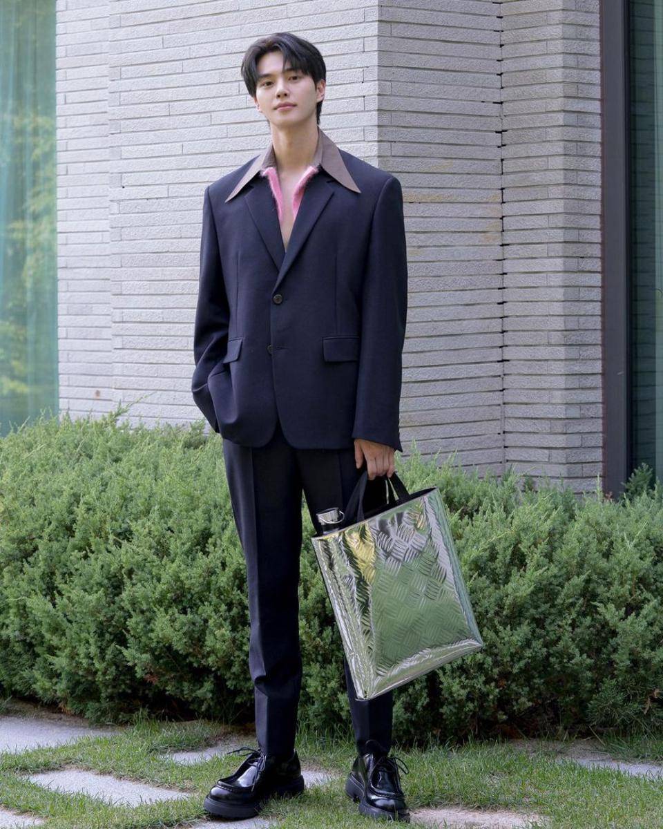 blazer ala Song Kang (instagram.com/songkang_b)