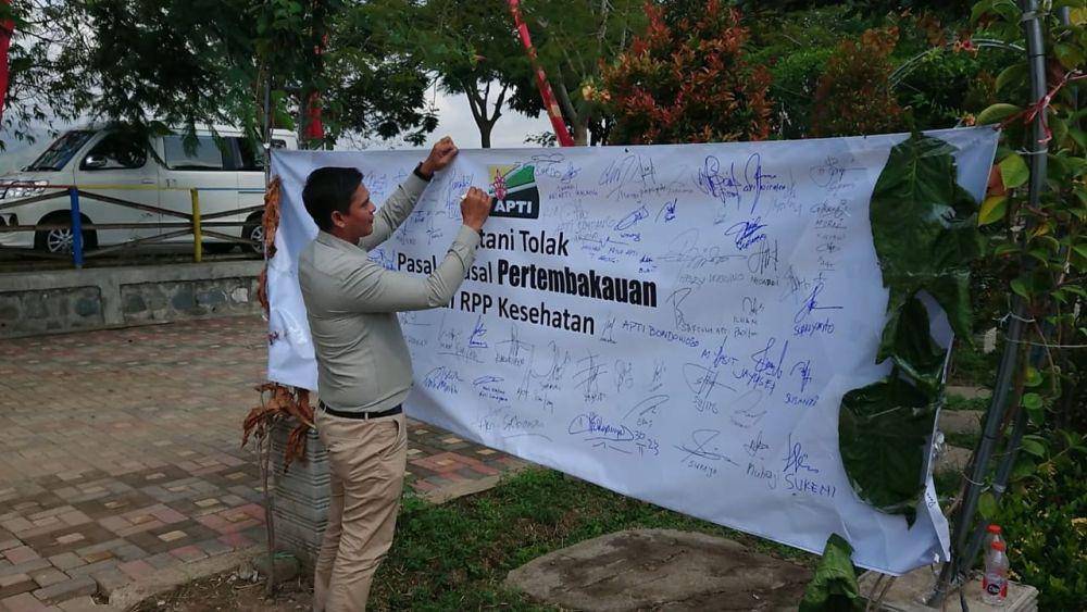 Petani tembakau di Tulungagung bubuhkan tanda tangan tolak pasal RPP Kesehatan. IDN Times/ Bramanta Pamungkas
