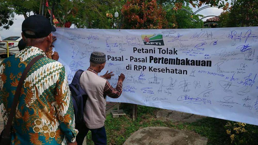 Petani tembakau di Tulungagung bubuhkan tanda tangan tolak pasal RPP Kesehatan. IDN Times/ Bramanta Pamungkas
