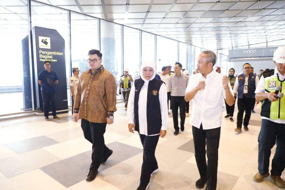 Gubernur Jawa Timur, Khofifah Indar Parawansa saat meninjau persiapan operasional Bandara International Dhoho Kediri, IDN Times/istimewa