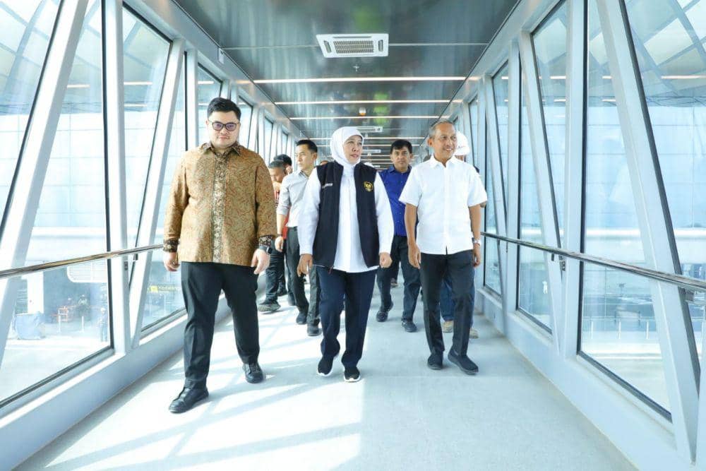 Gubernur Jawa Timur, Khofifah Indar Parawansa saat meninjau persiapan operasional Bandara International Dhoho Kediri, IDN Times/istimewa
