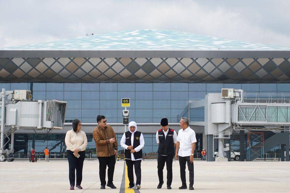 Gubernur Jawa Timur, Khofifah Indar Parawansa saat meninjau persiapan operasional Bandara International Dhoho Kediri, IDN Times/istimewa