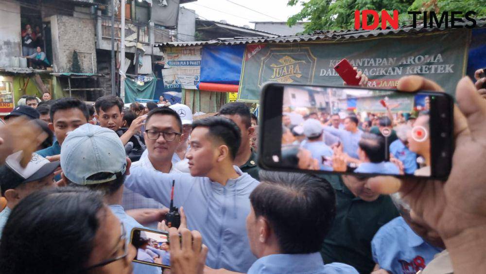 Calon wakil presiden nomor urut 2, Gibran Rakabuming Raka saat blusukan di Penjaringan, Jakarta Utara, Jumat (1/12/2023). (IDN Times/M Ilman Nafi'an).