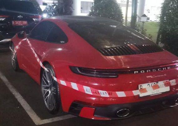 Kejagung Sita Sedan Porsche dari Istri Tersangka BTS Kominfo Edward