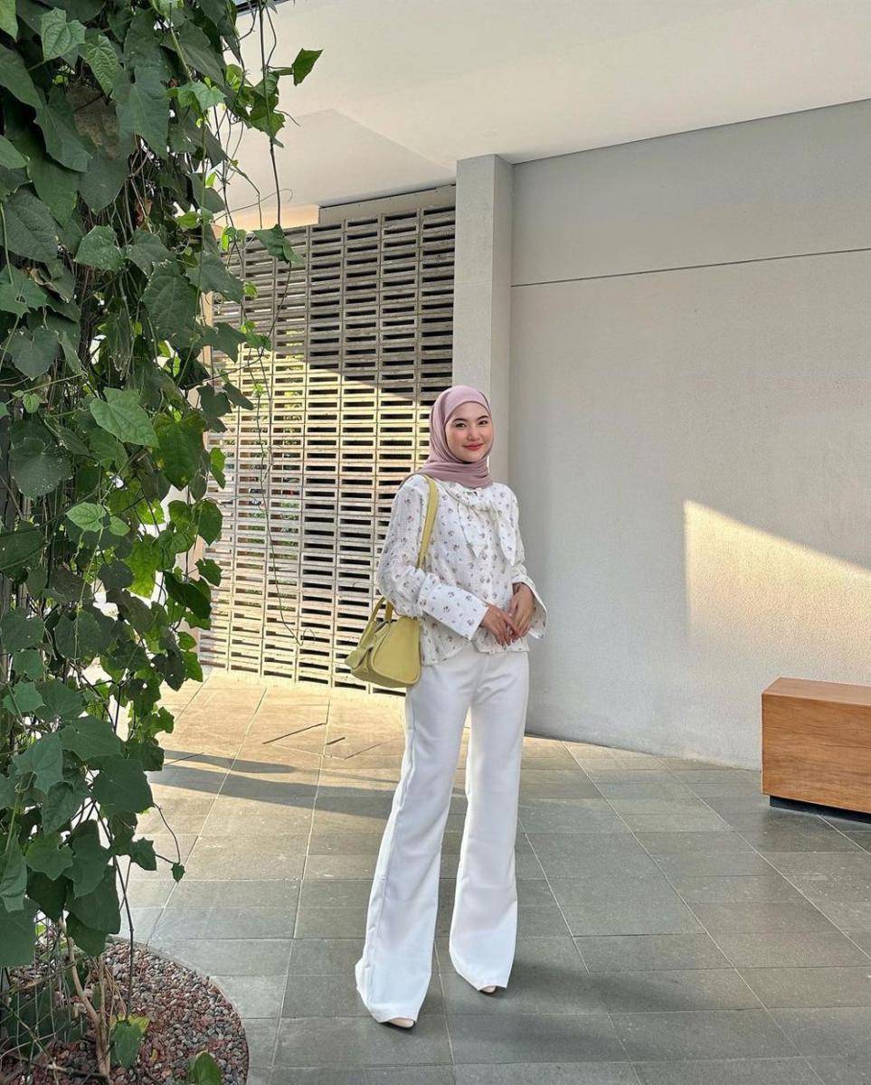 inspirasi outfit kerja nuansa putih ala Intan Ghazella (instagram.com/intanghazll_)
