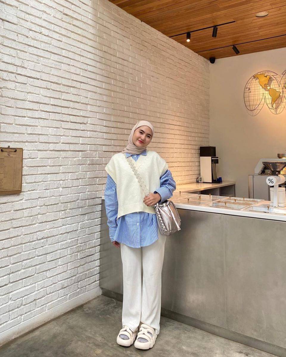 inspirasi outfit kerja nuansa putih ala Intan Ghazella (instagram.com/intanghazll_)