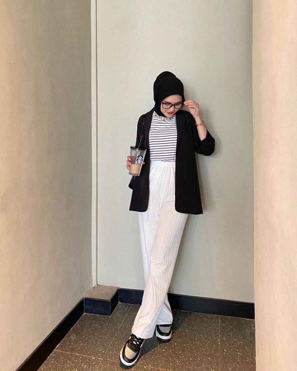 inspirasi outfit kerja nuansa putih ala Intan Ghazella (instagram.com/intanghazll_)