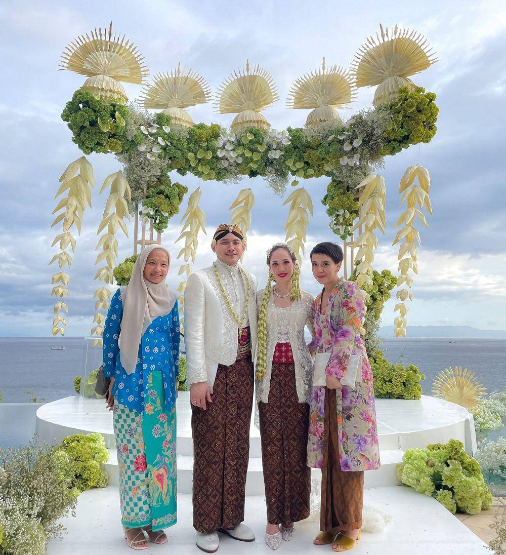gaya artis di acara pernikahan Bunga Citra Lestari (instagram.com/ficzze)