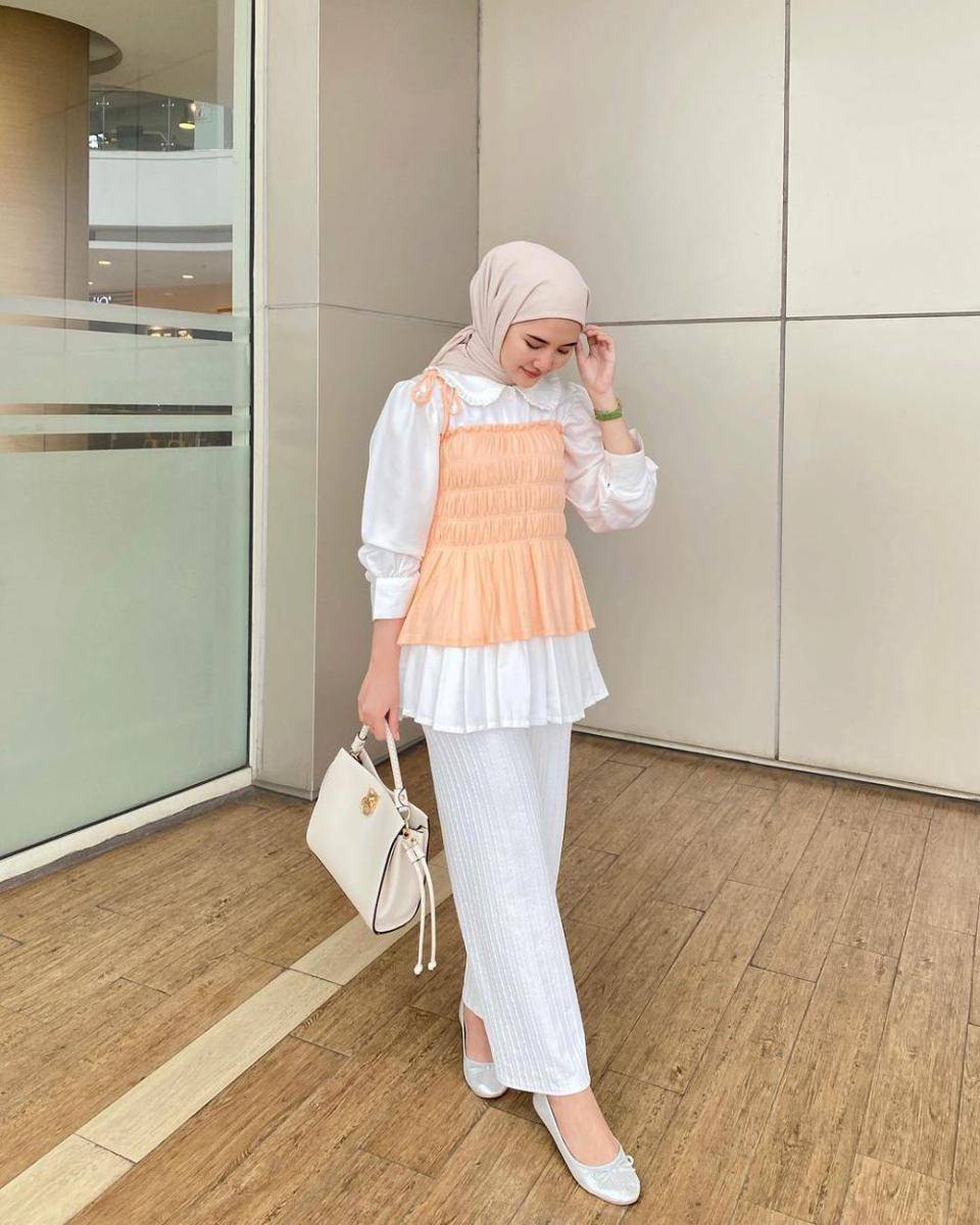 inspirasi outfit kerja nuansa putih ala Intan Ghazella (instagram.com/intanghazll_)