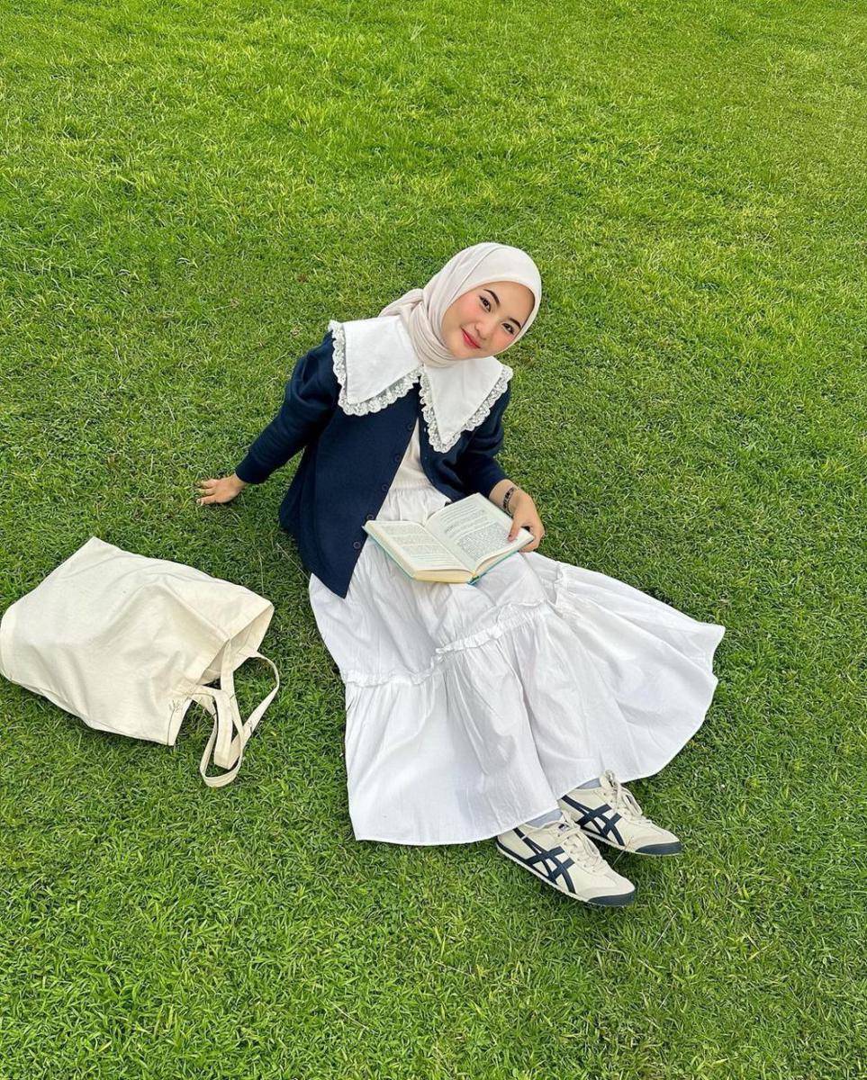 inspirasi outfit kerja nuansa putih ala Intan Ghazella (instagram.com/intanghazll_)