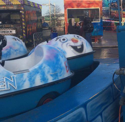 potret objek karakter kartun kocak di taman hiburan (reddit.com/r/CrappyDesign)