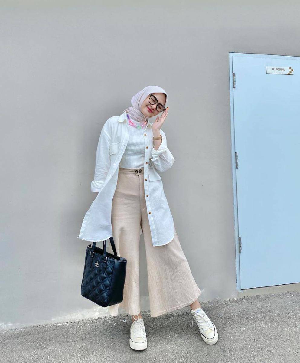 inspirasi outfit kerja nuansa putih ala Intan Ghazella (instagram.com/intanghazll_)