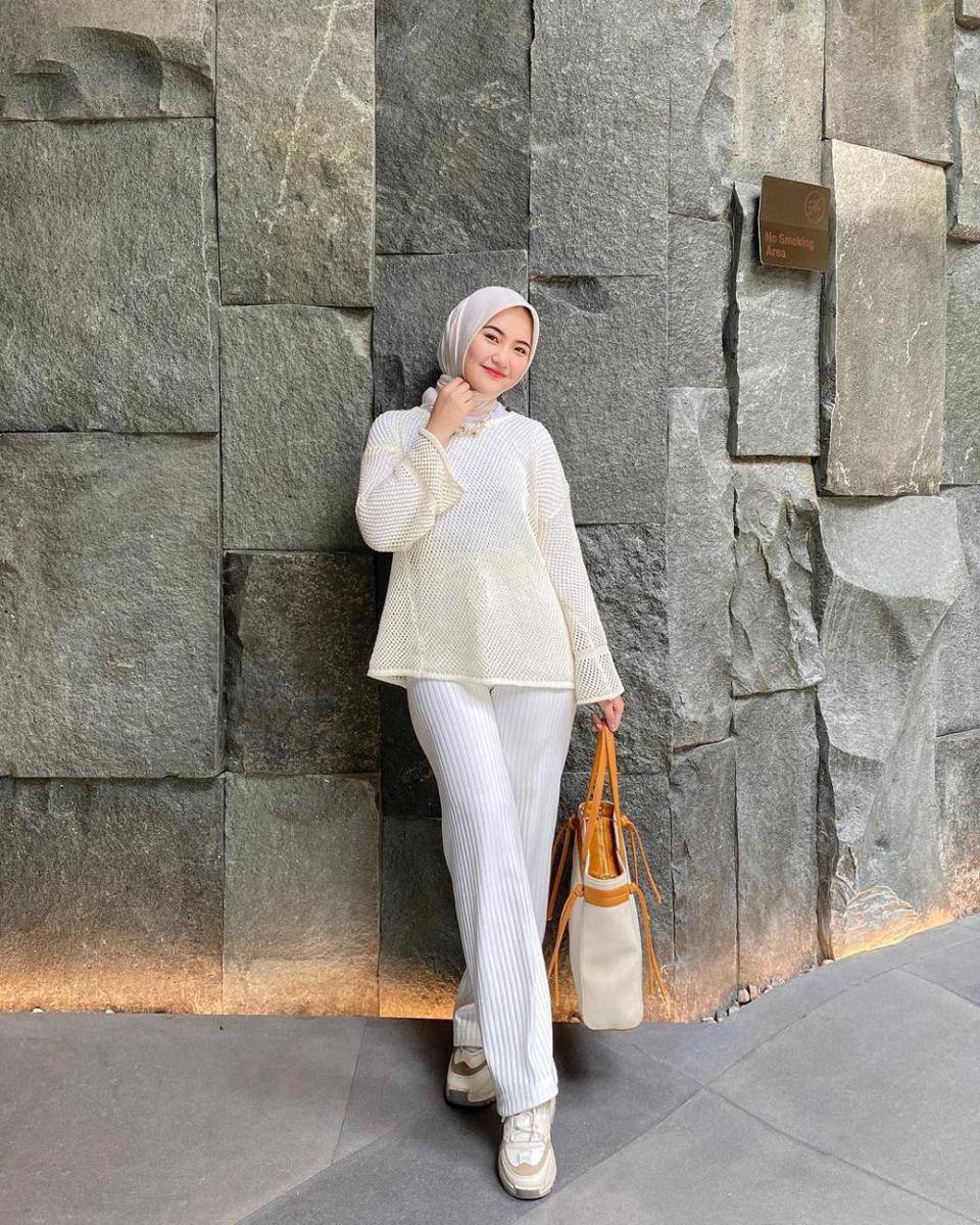inspirasi outfit kerja nuansa putih ala Intan Ghazella (instagram.com/intanghazll_)
