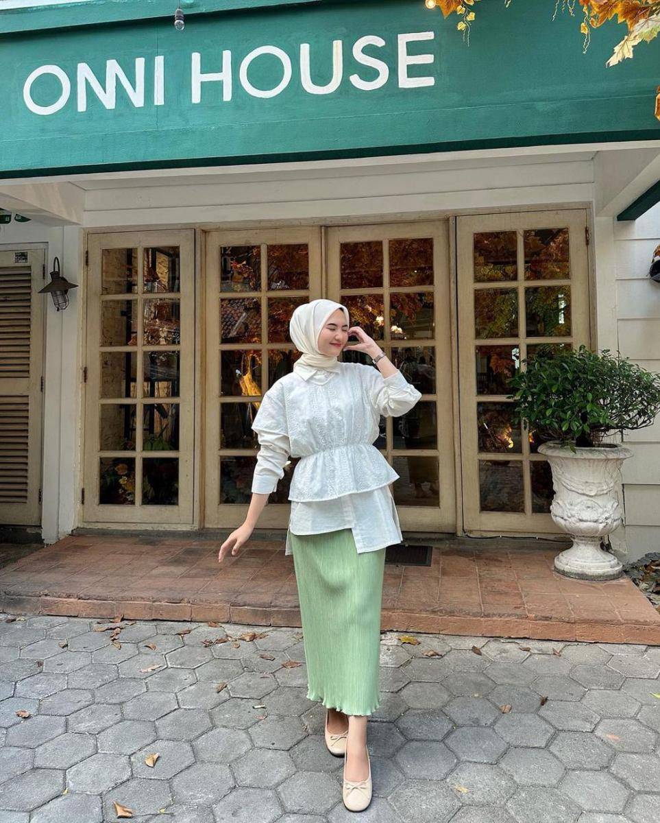 inspirasi outfit kerja nuansa putih ala Intan Ghazella (instagram.com/intanghazll_)