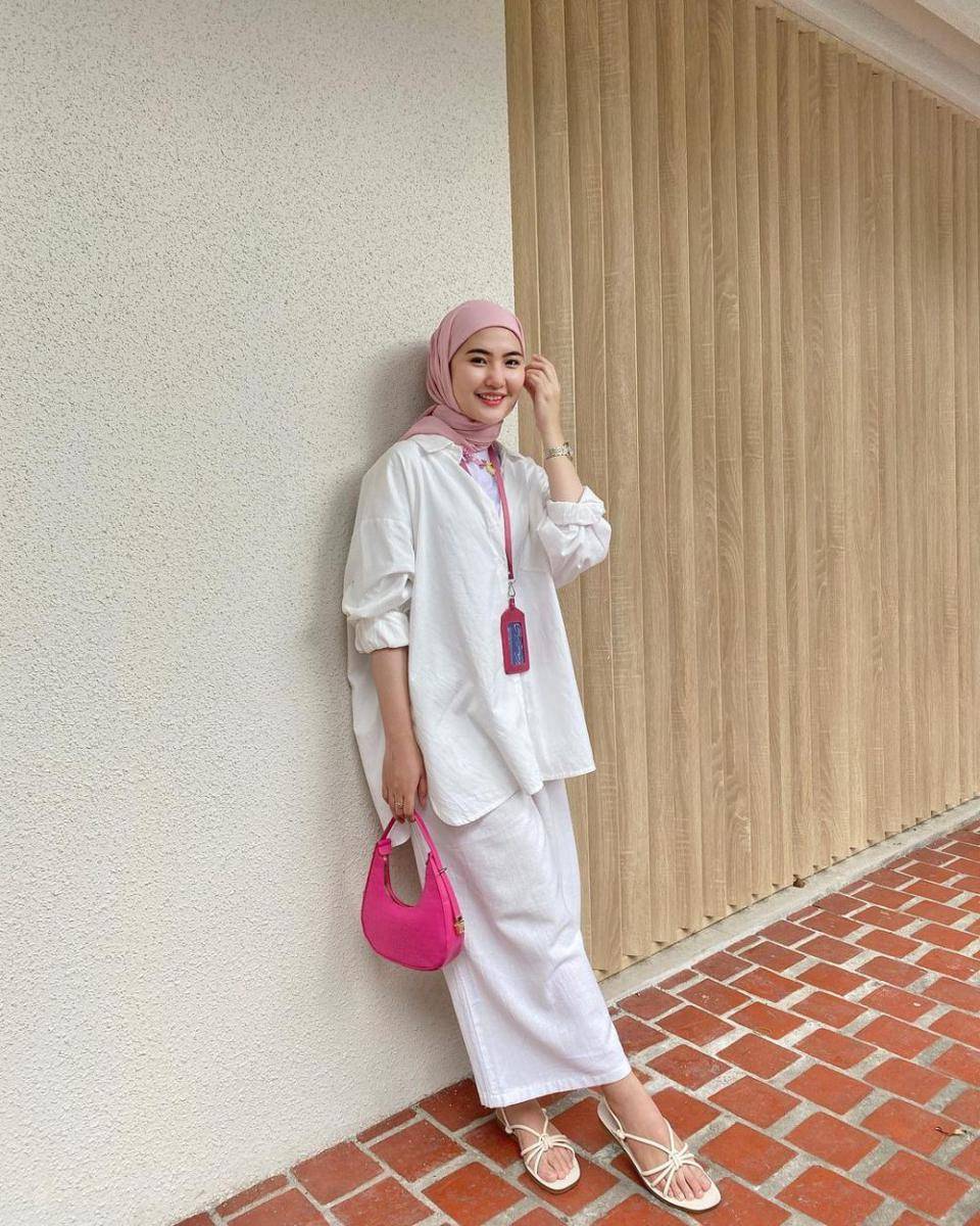 inspirasi outfit kerja nuansa putih ala Intan Ghazella (instagram.com/intanghazll_)