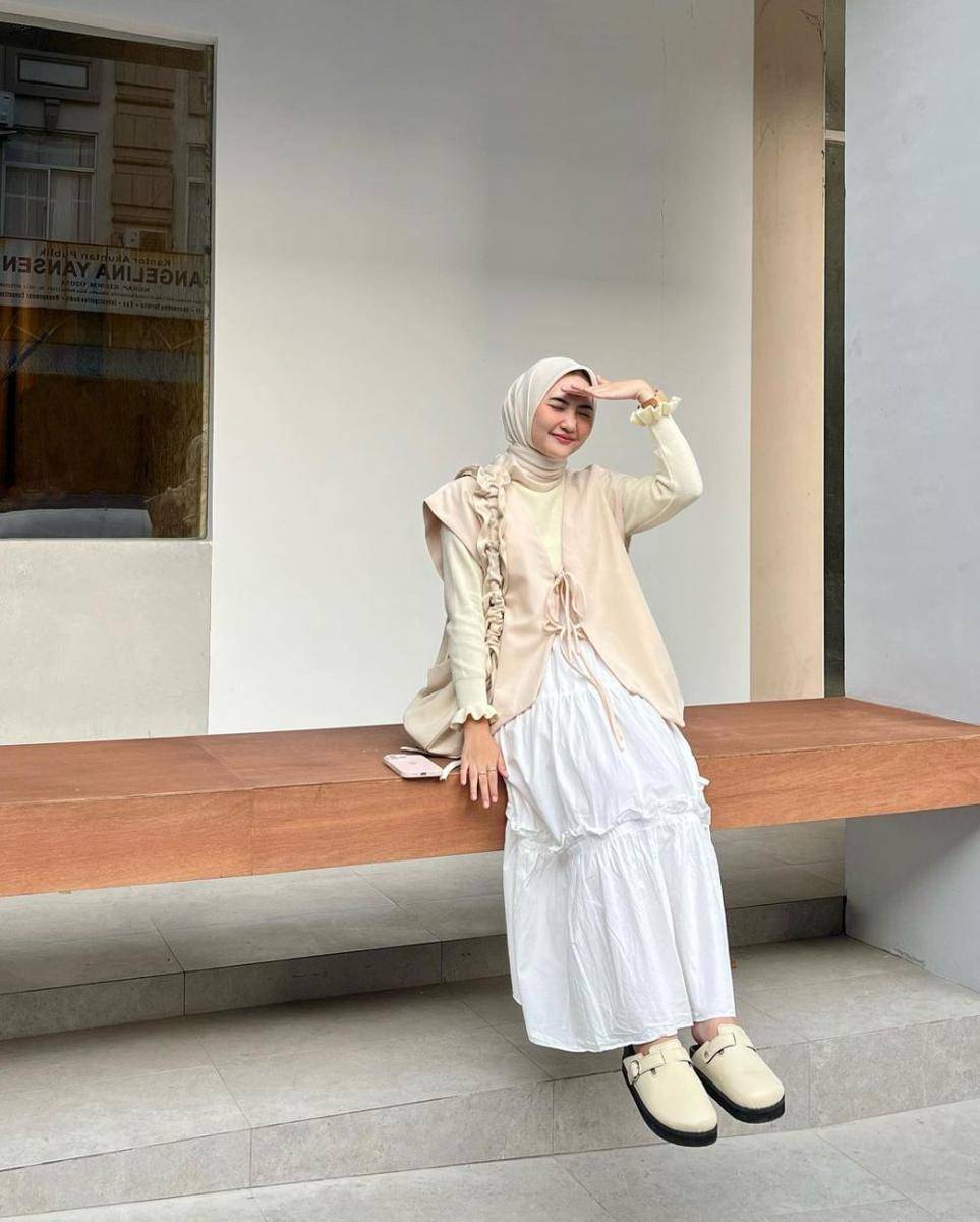 inspirasi outfit kerja nuansa putih ala Intan Ghazella (instagram.com/intanghazll_)