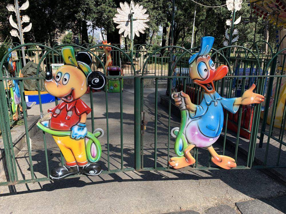 potret objek karakter kartun kocak di taman hiburan (reddit.com/user/MostlyKelp)