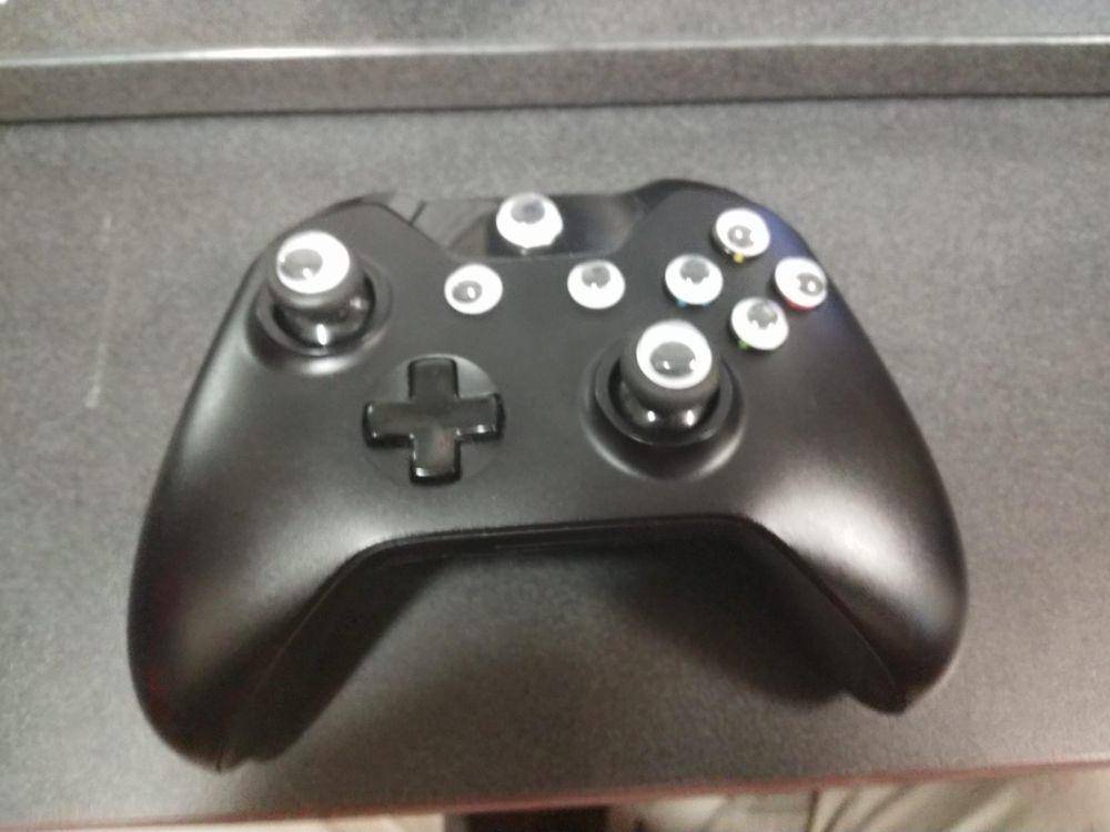 potret modifikasi nyentrik sebuah joystick (reddit.com/user/lomhow1234)