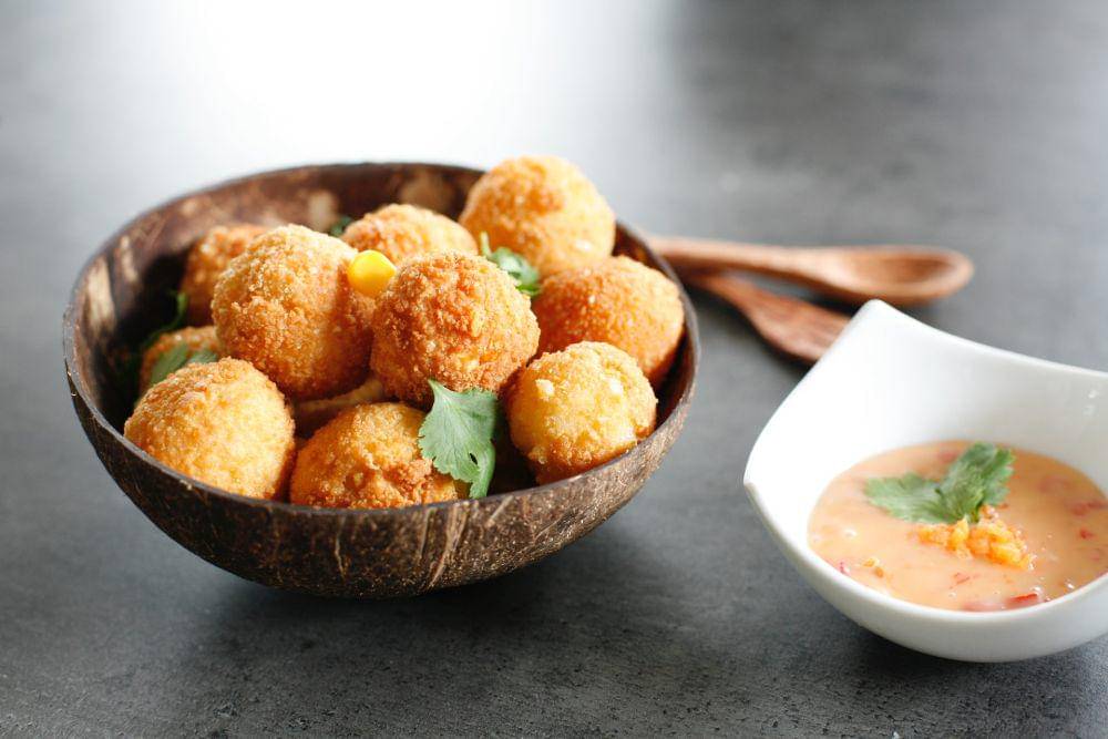 ilustrasi camilan bola-bola goreng yang gurih (unsplash.com/Cocobols)