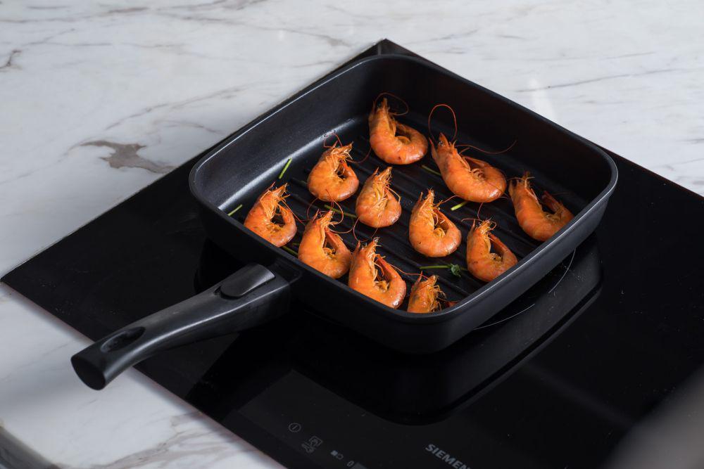 ilustrasi menggoreng udang (unsplash.com/Cooker King)
