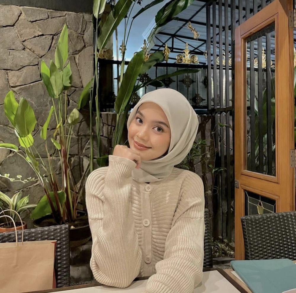 Ini Dia 7 Inspirasi OOTD Celana Jeans Plus Hijab ala Adinda Friska