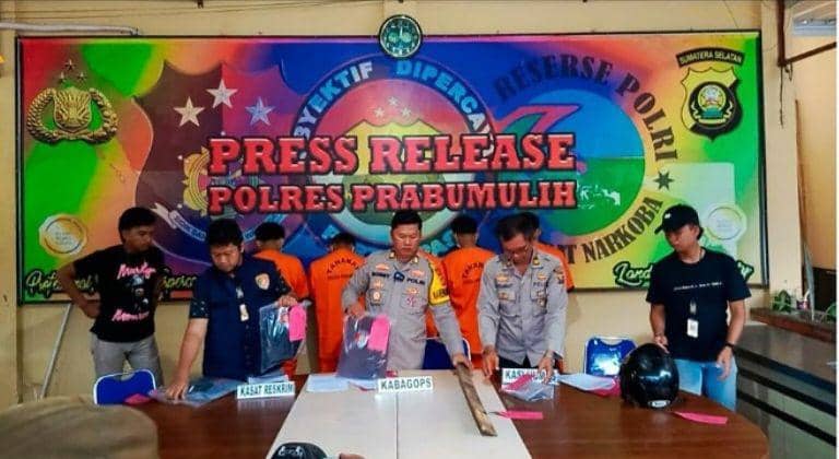 (Pelaku tawuran remaja di kota Prabumulih saat diamankan polisi) IDN Times/istimewa