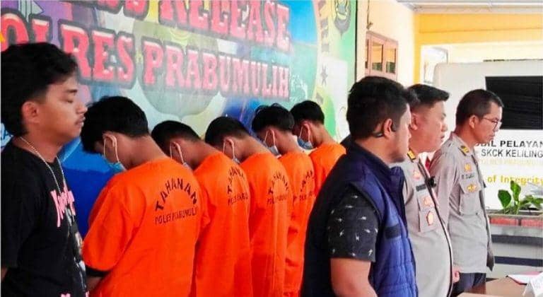 (Pelaku tawuran remaja di kota Prabumulih saat diamankan polisi) IDN Times/istimewa