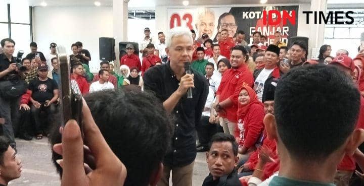 Foto Capres Ganjar Pranowo saat diskusi dengan kader dan relawan (IDN Times/Juliadin)