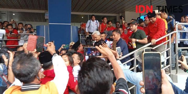 Foto Ganjar disambut warga dan oleh kader partai koalisi saat tiba Bandara SMS Bima, (IDN Times/Juliadin)