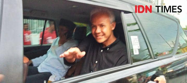 Ganjar bersama Zainul Majdi di atas mobil (IDN Times/Juliadin)