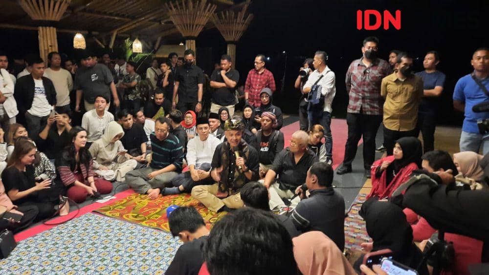 Capres Ganjar Pranowo berdialog dengan Milenial dan Gen Z di Kota Mataram, Sabtu (2/12/2023) malam. (IDN Times/Muhammad Nasir)