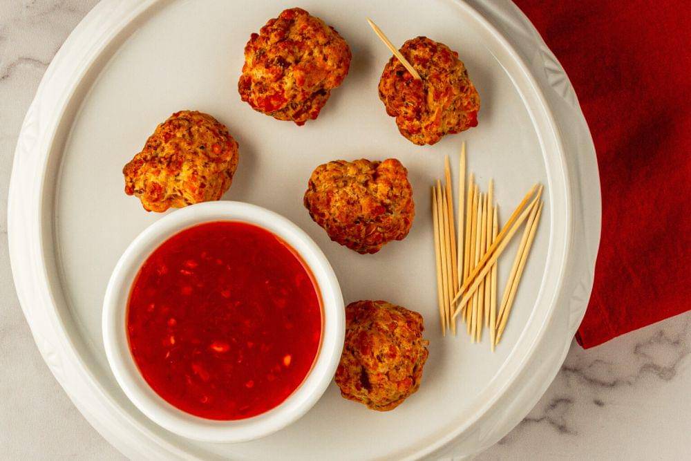 ilustrasi camilan bola-bola goreng yang gurih (unsplash.com/Ric Matkowski)