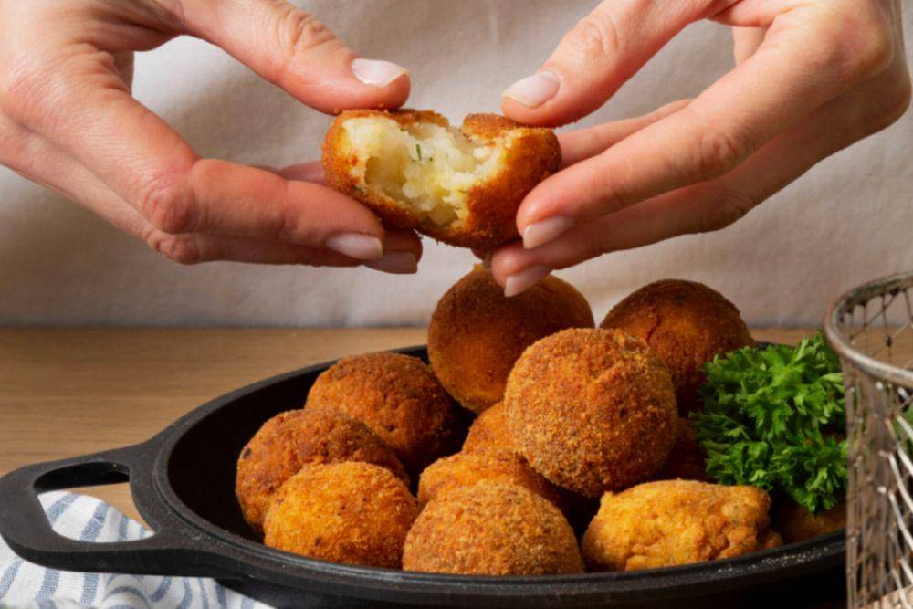 ilustrasi camilan bola-bola goreng yang gurih (freepik.com/freepik)