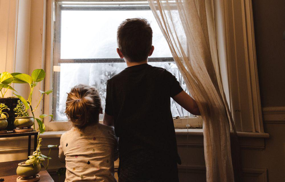 ilustrasi adik kakak (unsplash.com/Kelly Sikkema)