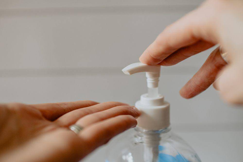 ilustrasi hand sanitizer (unsplash.com/Kelly Sikkema)