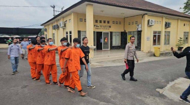 Berlagak Gangster, Remaja Prabumulih Tawuran Sambil Live Medsos