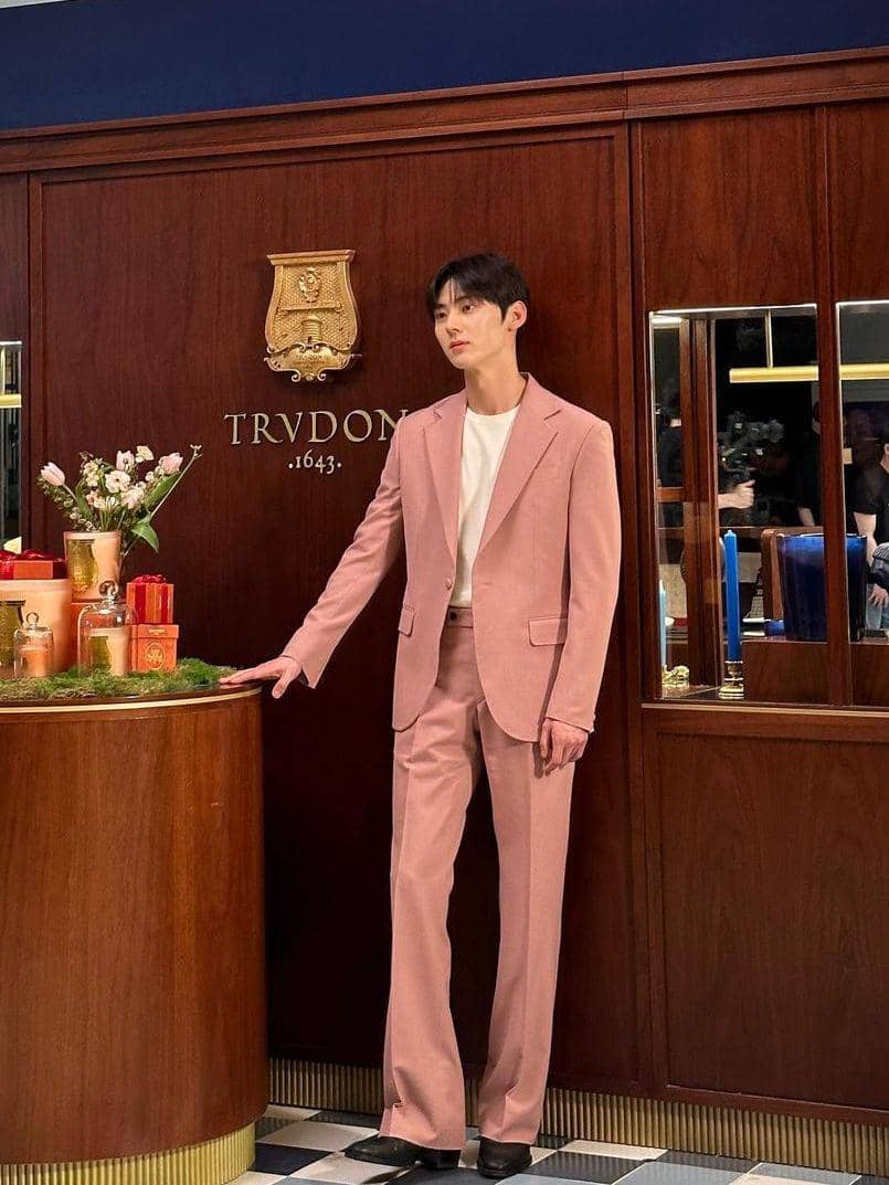 potret Hwang Min Hyun (instagram.com/optimushwang)