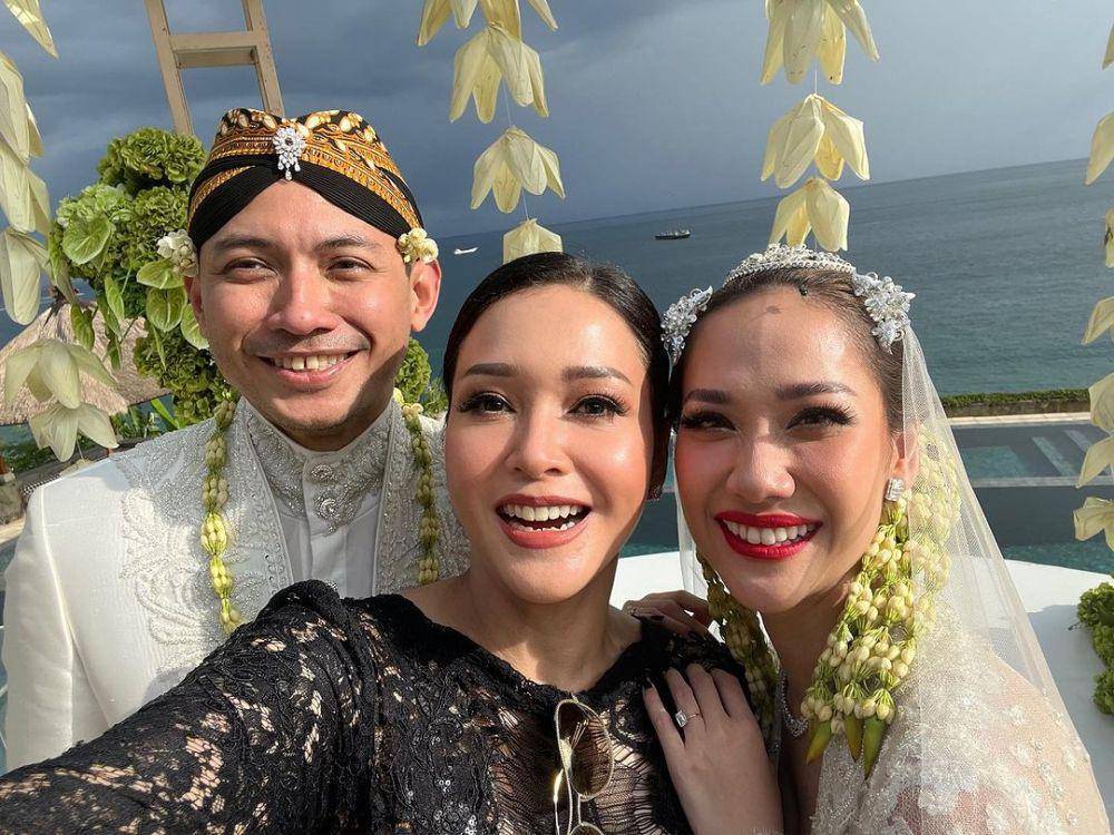 potret artis di pernikahan bcl dan tiko aryawardhana (instagram.com/maiaestiantyreal)
