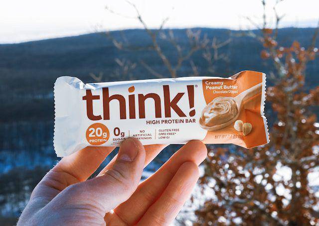 ilustrasi protein bar (unsplash.com/Spenser Sembrat)