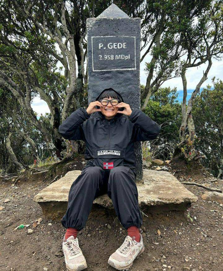 potret Aci Resti mendaki gunung Gede (instagram.com/aciresti)