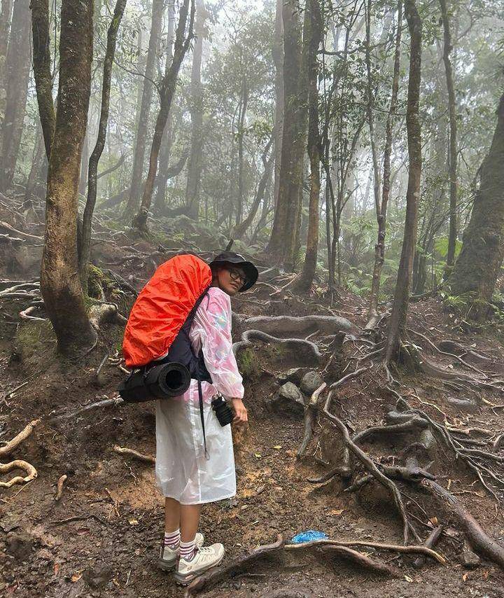 potret Aci Resti mendaki gunung Gede (instagram.com/aciresti)