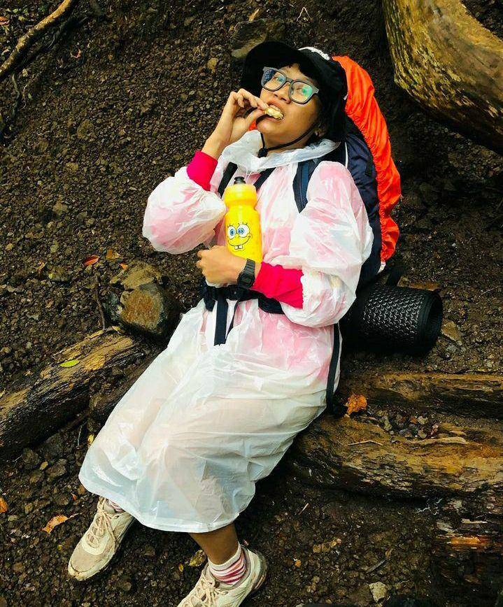 potret Aci Resti mendaki gunung Gede (instagram.com/aciresti)