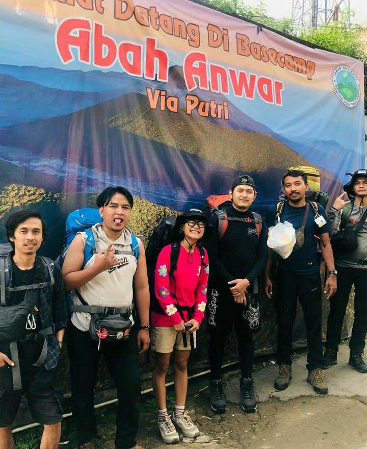 potret Aci Resti mendaki gunung Gede (instagram.com/aciresti)
